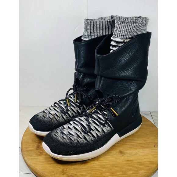 Nike Roshoe Two  Flyknit Hi Sneakerboots Shoe Womens Size 9. 861708-002 Black - Picture 1 of 6